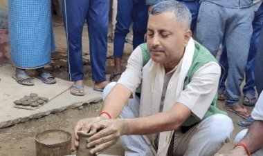 यूपी: बलिया डीएम श्रीहरि प्रताप शाही का देसी अंदाज,गमछा लपेट  पहुंचे कुम्हार के घर, जमीन पर बैठकर बनाये मिट्टी के दीए