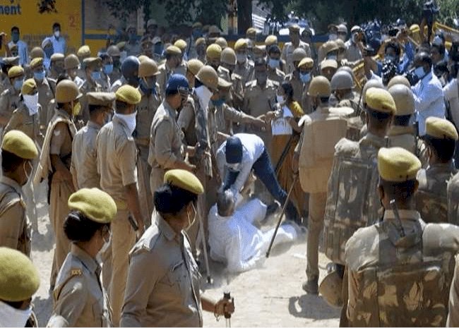 यूपी: टीएमसी एमपी का डेलीगेशन हाथरस पहुंचा.,धक्का-मुक्की में गिरे डेरेक ओ ब्रायन (देखें VIDEO)