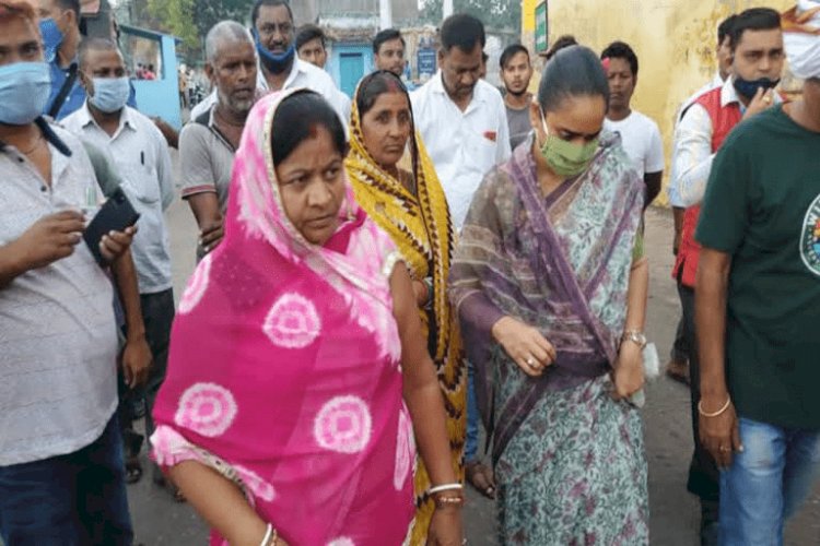 धनबाद: लोदना बाबूबासा से भूधंसान प्रभावितों से मिली झरिया MLA पूर्णिमा नीरज सिंह, मदद का दिया आश्वासन