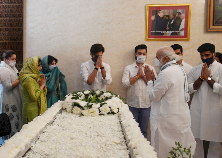 नई दिल्ली: रामविलास पासवान के निधन पर झुका राष्ट्राध्वज, प्रसिडेंट, पीएम समेत दिग्गजों ने दी श्रद्धांजलि, पटना लाया जा रहा पार्थिव शरीर