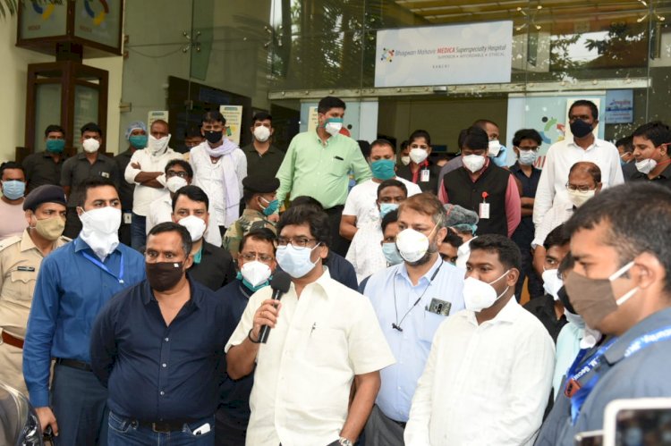 झारखंड: सीएम हेमंत सोरेन पहुंचे मेडिका हॉस्पीटल, डॉक्टरों से शिक्षा मंत्री जगरनाथ महतो के स्वास्थ्य की जानकारी ली