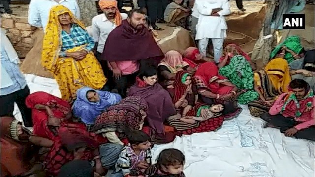राजस्थान: जयपुर में पुजारी फैमिली का धरना खत्म, बाबूलाल के परिवार को 10 लाख रुपये, पक्का मकान और सरकारी नौकरी देगी गहलोत गवर्नमेंट