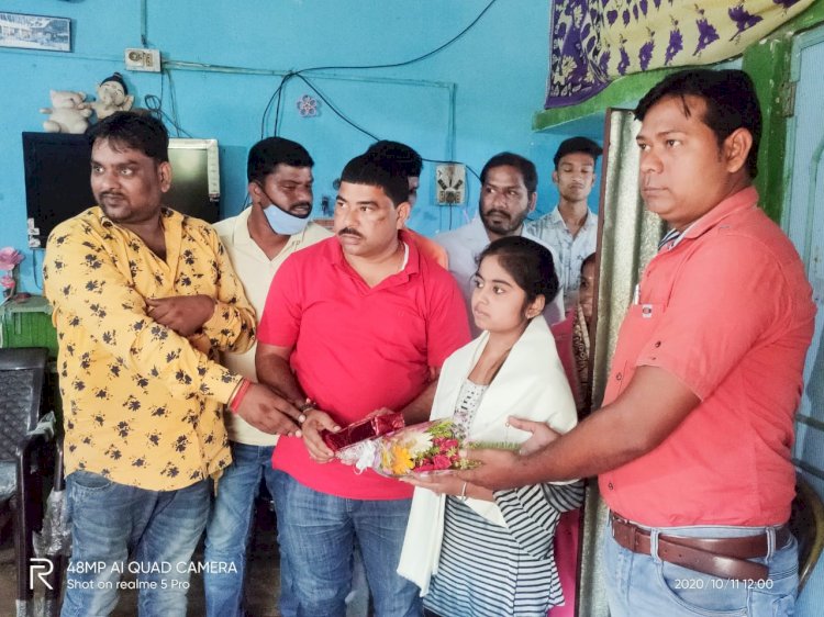 धनबाद: तेतुलमारी की छात्रा रिया कुमारी निषाद  को दिनेश महतो ने किया सम्मानित