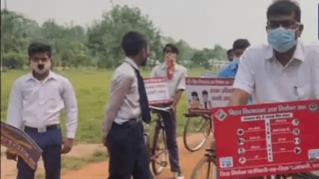Bihar Assembly Election 2020: साइकिल पर सवार होकर वोटिंग के लिए पब्लिक को जागरूक कर रहे हैं पटना के डीएम