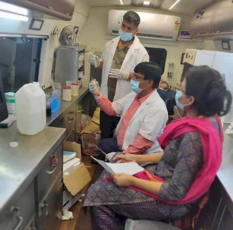 धनबाद:मोबाइल फूड टेस्टिंग लैबोरेट्री से की गई मिठाई दुकानों में जांच