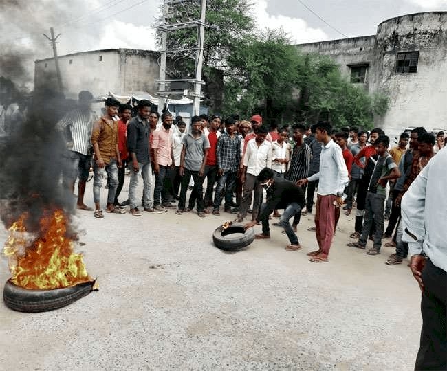 झारखंड: गढ़वा में सेप्टिक टैंक में दम घुटने से पिता-पुत्र समेत चार की मौत, लोगों ने रोड जाम किया