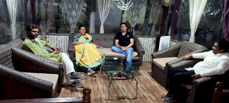 धनबाद: कांग्रेस एमएलए दीपिका पांडेय सिंह की रणविजय सिंह से मुलाकात    