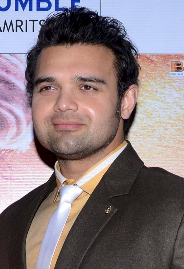 मुंबई: Mithun Chakraborty के बेटे, बहू और वाइफ पर रेप व Abortion करवाने का आरोप, ओशिवारा पुलिस स्टेशन में FIR