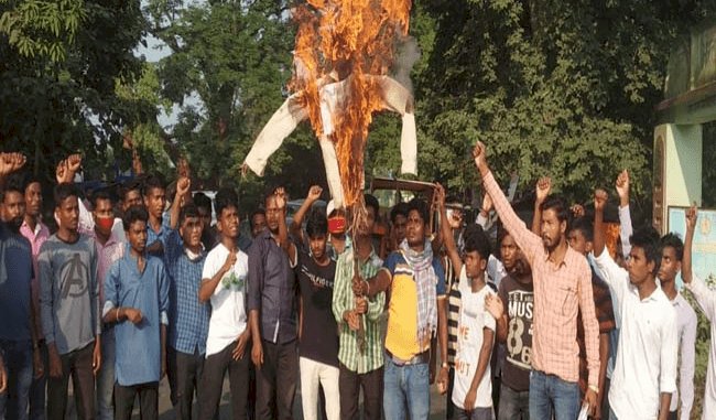 दुमका: आदिवासी छात्रा के साथ गैंगरेप व मर्डर के विरोध में सीएम का फूंका पुतला, पोस्टमार्टम के बाद बॉडी के साथ धरना-प्रदर्शन
