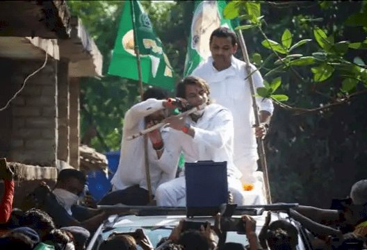 Bihar Assembly Election 2020: तेज प्रताप अपने पिता लालू यादव के स्टाइल में कर रहे हैं चुनाव प्रचार, बांसुरी बजाकर,कार की छत पर बैठकर मांग रहे हैं वोट