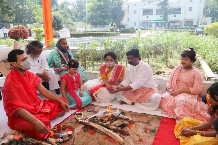झारखंड: CM हेमंत सोरेन ने महानवमी पर परिजनों के साथ की पूजा-अर्चना, झारखंडवासियों को दी विजयादशमी की शुभकामनाएं