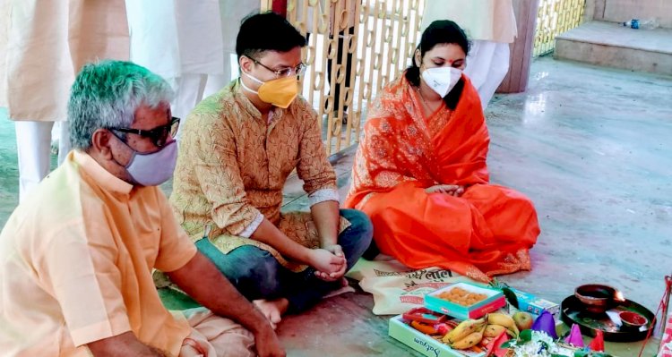 धनबाद: डीसी ने धर्मपत्नी के साथ की मां दुर्गा की पूजा अर्चना, जिलावासियों के सुख समृद्धि की कामना की