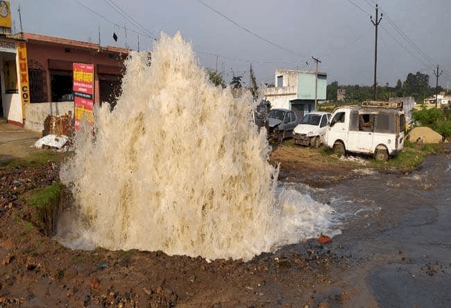 धनबाद: गोविंदपुर  में जीटी रोड पर मैथन जलापूर्ति योजना की पाइप लाइन फटी, टाउन में वाटर सप्लाई ठप्प