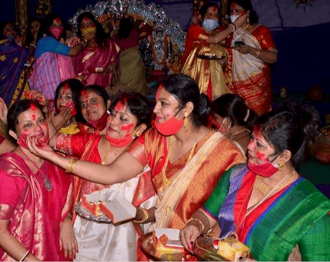 धनबाद:कोयलांचल में नम आंखों से मां दुर्गा की विदाई,  महिलाओं ने खेला सिंदूर खेल