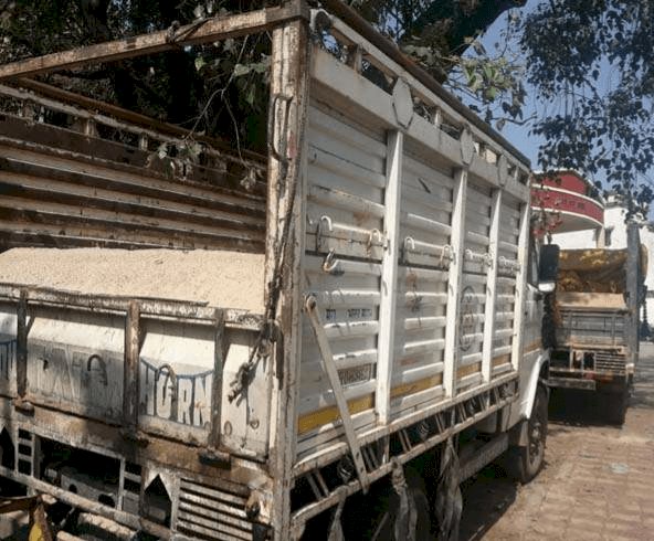 धनबाद: बालू के इलिगल कारोबार के खिलाफ एसडीएम ने चलाया ऑपरेशन, हीरापुर में बालू लदे छह वाहनों को पकड़ा