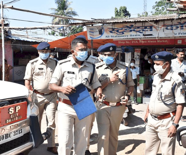 धनबाद: सिटी एसपी ने सरायढेला स्टील गेट में की वाहनों की जांच, कोरोना गाइडलाइन का पालन नहीं करने वाले ड्राइवरों को सख्त हिदायत