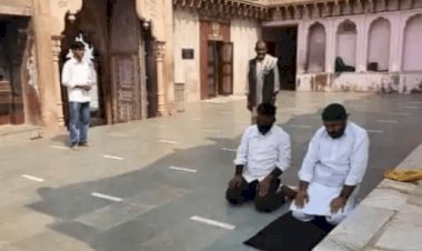 यूपी: मथुरा के नंदभवन मंदिर में आकर पढ़ गये नमाज, सोशल मीडिया में फोटो हुईं वायरल, एफआइआर दर्ज