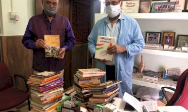 धनबाद: कोविड-19  पेसेंट के लिए समाजसेवी विजय झा ने देश के  प्रसिद्ध लेखक द्वारा रचित 51 किताब दिये