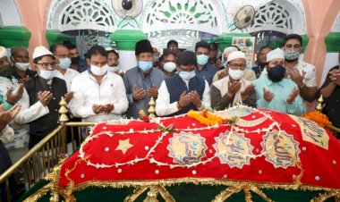 झारखंड: सीएम हेमन्त सोरेन ने हजरतकुतुबुद्दीन रिसालदार बाबा की दरगाह पर चादरपोशी की