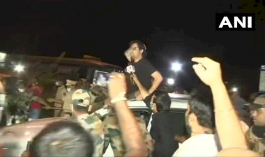 सुप्रीम कोर्ट से बेल मिलने पर जेल से निकले पत्रकारअर्नब गोस्वामी, कहा-भारत के लोगों की जीत