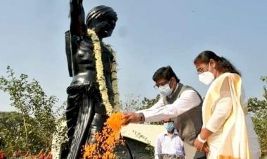 Jharkhand Foundation Day पर गवर्नर व सीएम ने  ने बिरसा मुंडा को दी श्रद्धांजलि, जैप ग्राउंड में पुलिस अलंकरण समारोह