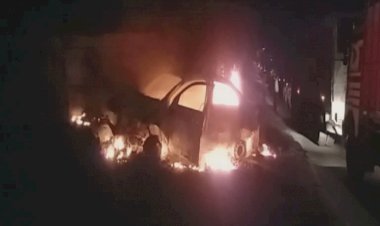 धनबाद: बरवाअड्डा में डिवाइडर से टकराने के बाद कार में लगी आग, पांच लोग झुलसे, दो गंभीर