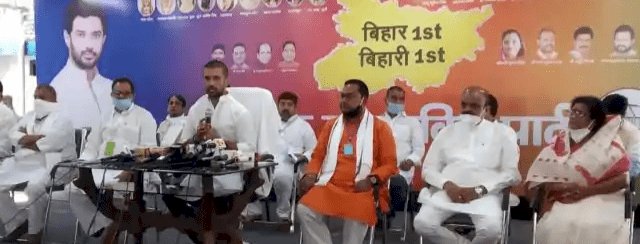 Bihar Assembly Election 2020 : चिराग  का जेडीयू व आरजेडी पर हमला,  दिया नया नारा- ‘नीतीश कुआं तो तेजस्वी खाई, लोजपा-भाजपा सरकार बनाई’