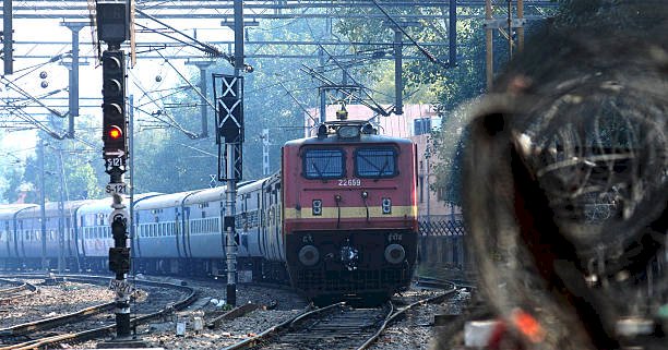 Indian Railways: फेस्टिव सीजन में ट्रेनों में वेटिंग लिस्ट, बिजी रूट पर और अधिक ट्रेनें भी चलाने की योजना 
