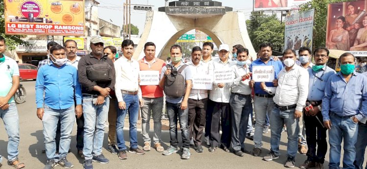 पत्रकार अर्णब गोस्वामी की गिरफ्तारी का देशभर में व्यापक विरोध, धनबाद में पत्रकारों का मौन जुलूस, समाजिक कार्यकर्ता का घरना पर बैठे