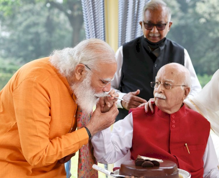 नई दिल्ली: 93 साल के हुए लालकृष्ण आडवानी, पीएम नरेंद्र मोदी  ने घर पहुंचकर दी जन्म दिन की बधाई,अमित शाह और जेपी नड्डा ने भी दी बधाई
