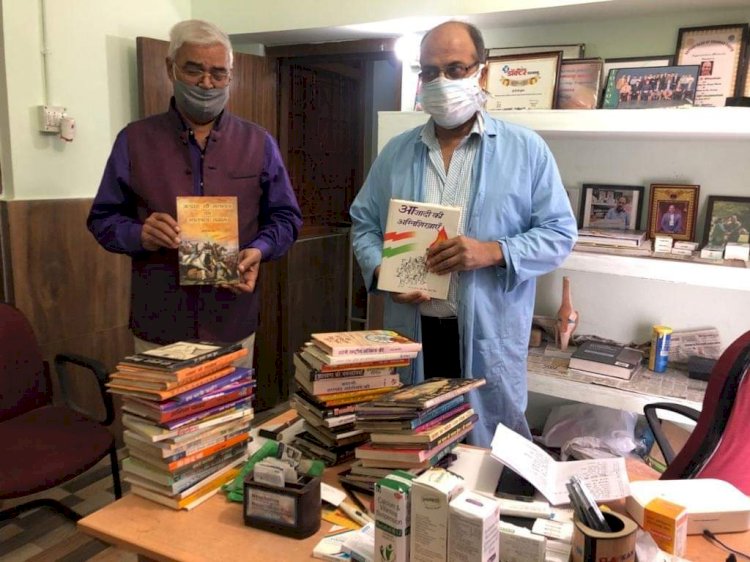 धनबाद: कोविड-19 पेसेंट के लिए समाजसेवी विजय झा ने देश के प्रसिद्ध लेखक द्वारा रचित 51 किताब दिये