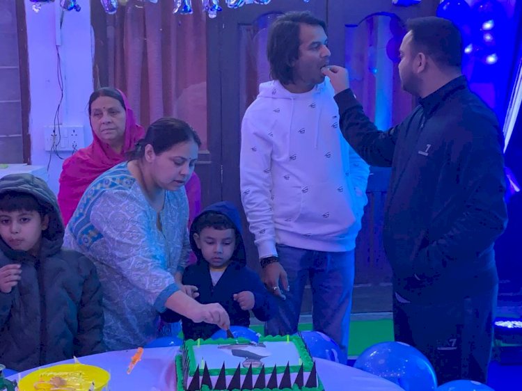 बिहार: आरजेडी लीडर व महागठबंधन के  CM फेस तेजस्वी यादव ने सादगी से घर में सेलिब्रेट किया अपना जन्मदिन