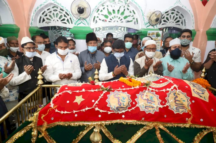 झारखंड: सीएम हेमन्त सोरेन ने हजरतकुतुबुद्दीन रिसालदार बाबा की दरगाह पर चादरपोशी की