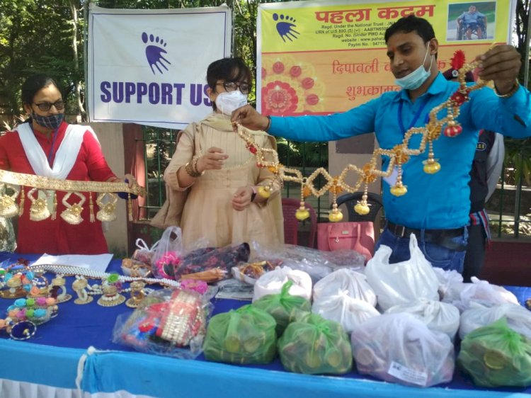 धनबाद: पहला कदम स्कूल के बच्चों के द्वारा निर्मित दीपक,तोरण,मोमबत्ती,फ्लोटिंग मोम दीपक,तोरण,मोमबत्ती,फ्लोटिंग मोम का स्टॉल IIT ISM में लगाया गया