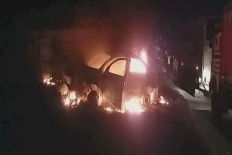धनबाद: बरवाअड्डा में डिवाइडर से टकराने के बाद कार में लगी आग, पांच लोग झुलसे, दो गंभीर