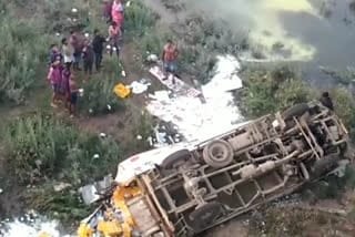 धनबाद: सुदामडीह बिरसा पुल से दूध लोड वाहन दामोदर नदी में गिरा, ड्राइवर और खलासी ने कूदकर बचाई जान