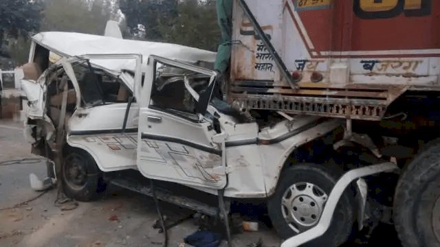 UP: प्रतापगढ़ में बारातियों से भरी बोलेरो खड़े ट्रक में घुसी, छह बच्चों समेत 14 की मौत