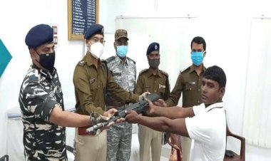 चतरा: पांच लाख का इनामी नक्सली उदेश गंझू ने आर्म्स के साथ पुलिस के समक्ष सरेंडर किया