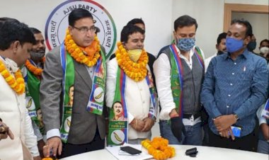 धनबाद बार एसोसिएशन के प्रसिडेंट राधे श्याम गोस्वामी आजसू  पार्टी में   शामिल