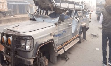 धनबाद: राजगंज में जीटी रोड पर टेलर के पीछे से फोर्स ट्रैक्स क्रूजर सवारी गाड़ी  ने मारी टक्कर, 4 की मौत, तीन जख्मी