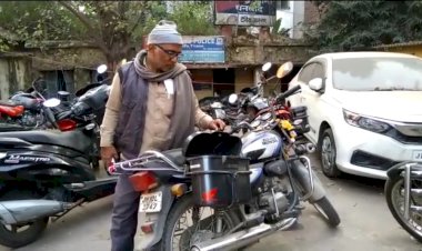 धनबाद: बैंक मोड़ में बाइक की डिक्की तोड़कर तीन लाख 30 हजार रुपये उड़ाये