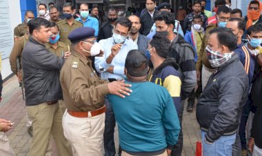 धनबाद:असर्फी हॉस्पीटल में पेसेंट के मरने के बाद भी इलाज,पैसे के लिए ढोंग करने का आरोप, जमकर हंगामा, एफआइआर