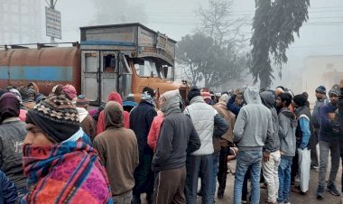 बिहार: नरकटियागंज में रेल ओवरब्रिज पर रोड एक्सीडेंट, टैंकर ने बाइक सवार तीन युवकों को कुचला, मौके पर मौत