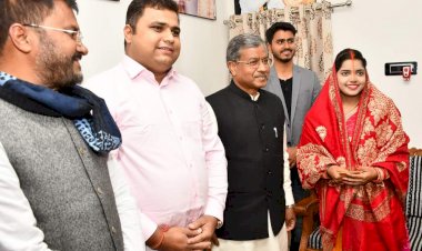 धनबाद: बीजेपी के पूर्व जिलाध्यक्ष सत्येंद्र कुमार के घर पहुंचे बाबूलाल मरांडी, बेटे-बहु को दिया आशीर्वाद