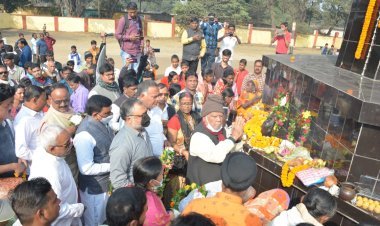 धनबाद: चासनाला माइंस एक्सीडेंट में शहीद हुए 375 श्रमिकों को दी गयी श्रद्धांजलि 