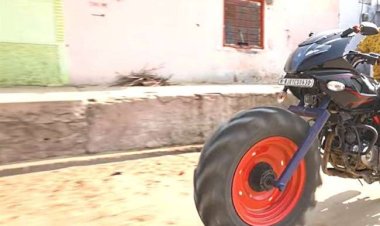 Bajaj Pulsar 220 में ट्रैक्टर का पहिया लगाकर बाइक चला रहा है एक युवकसोशल मीडिया पर खूब वायरल हो रहा वीडियो