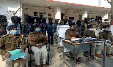 देवघर: साइबर क्रिमिनल, इनफॉर्मर व कमीशन एजेंट समेत 18 अरेस्ट, तीन कार, कई एटीएम कार्ड, बैंक अकाउंट व सीएम कार्ड बरामद