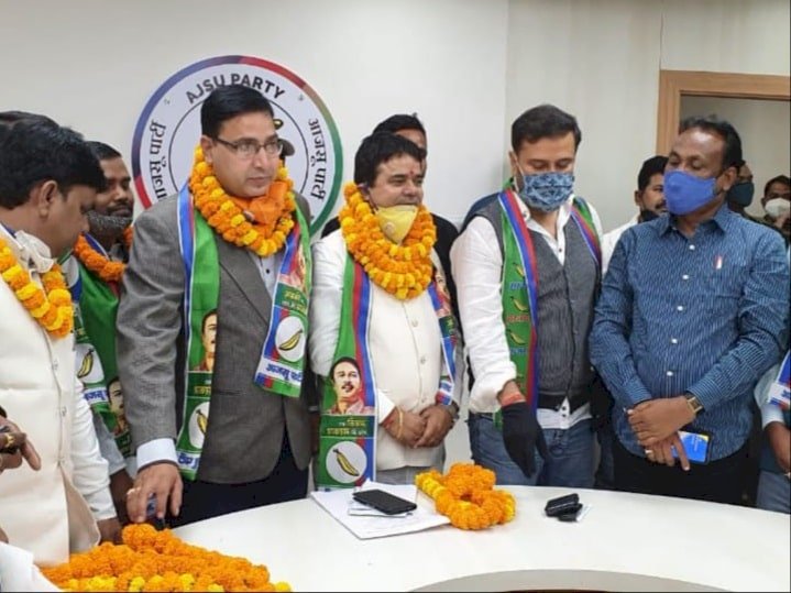धनबाद बार एसोसिएशन के प्रसिडेंट राधे श्याम गोस्वामी आजसू पार्टी में शामिल