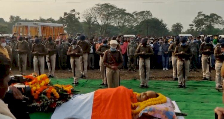 धनबाद: पंचतत्व में विलीन हुए एक्स एमपी महतो, राजकीय सम्मान के साथ अंतिम संस्कार