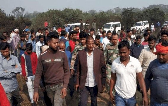 धनबाद: बाघमारा एमएलए ढुल्लू महतो ने भौंरा में ड्राइवर के हत्यारों की शीघ्र गिरफ्तारी की मांग की